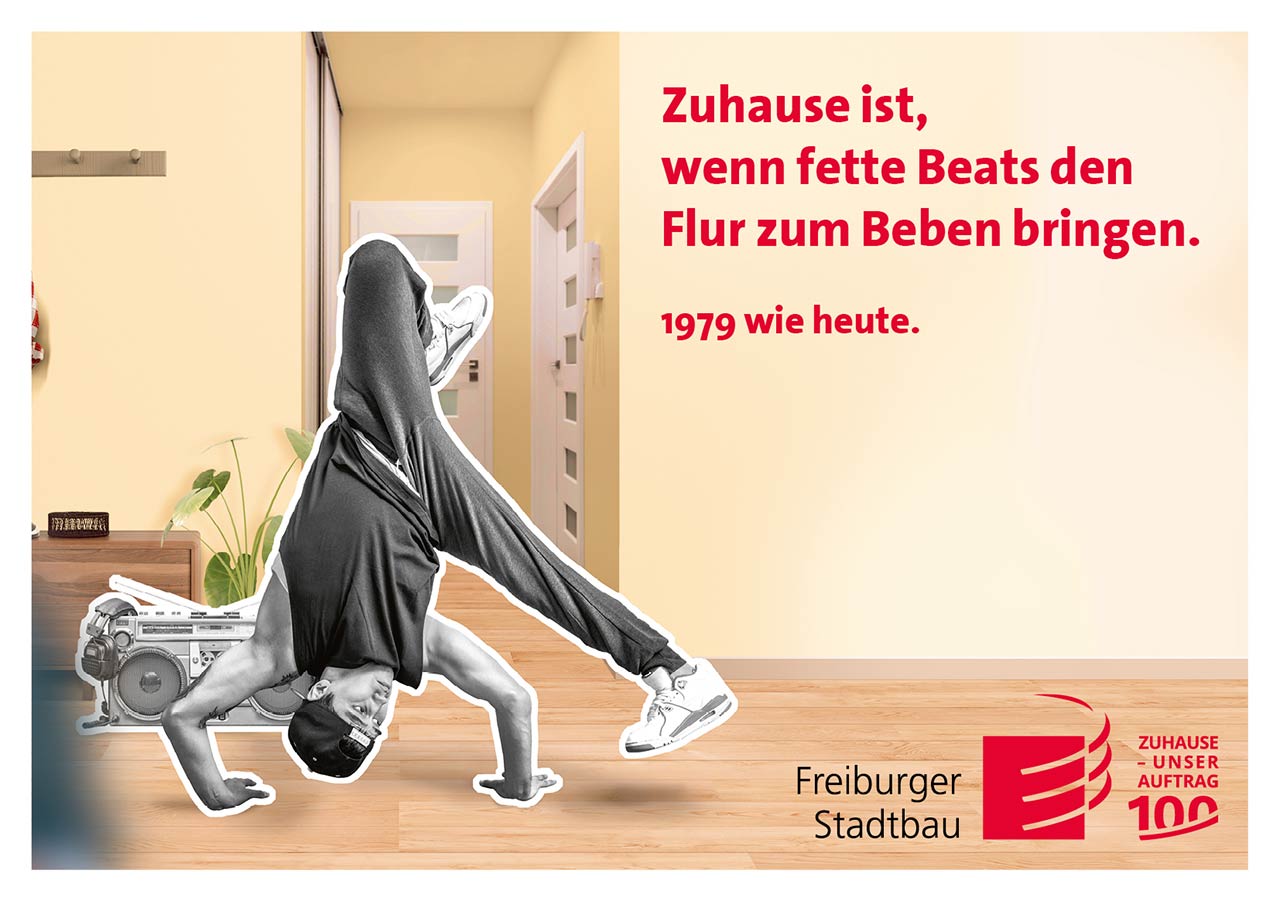 Das Foto ist eine Werbeanzeige mit Bezug auf das Wohnen im Jahr 1979. Es zeigt einen Jungen, der Hip-Hop tanzt. Der Slogan lautet: Zuhause ist, wenn fette Beats den Flur zum Beben bringen.