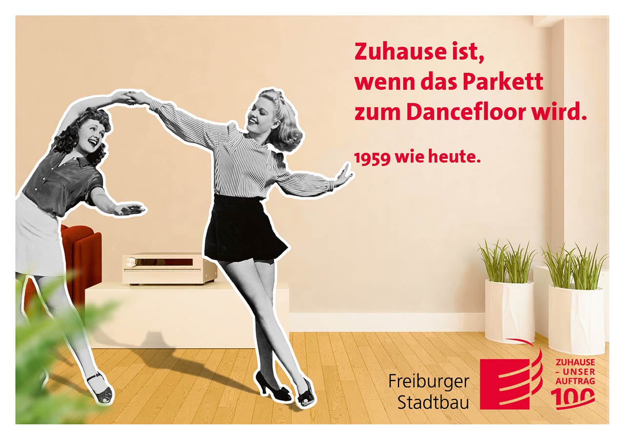 Das Foto ist eine Werbeanzeige mit Bezug auf das Wohnen im Jahr 1959. Es zeigt zwei junge, miteinander tanzende Frauen mit kurzen Röcken. Der Slogan lautet: Zuhause ist, wenn das Parkett zum Dancefloor wird. Der 