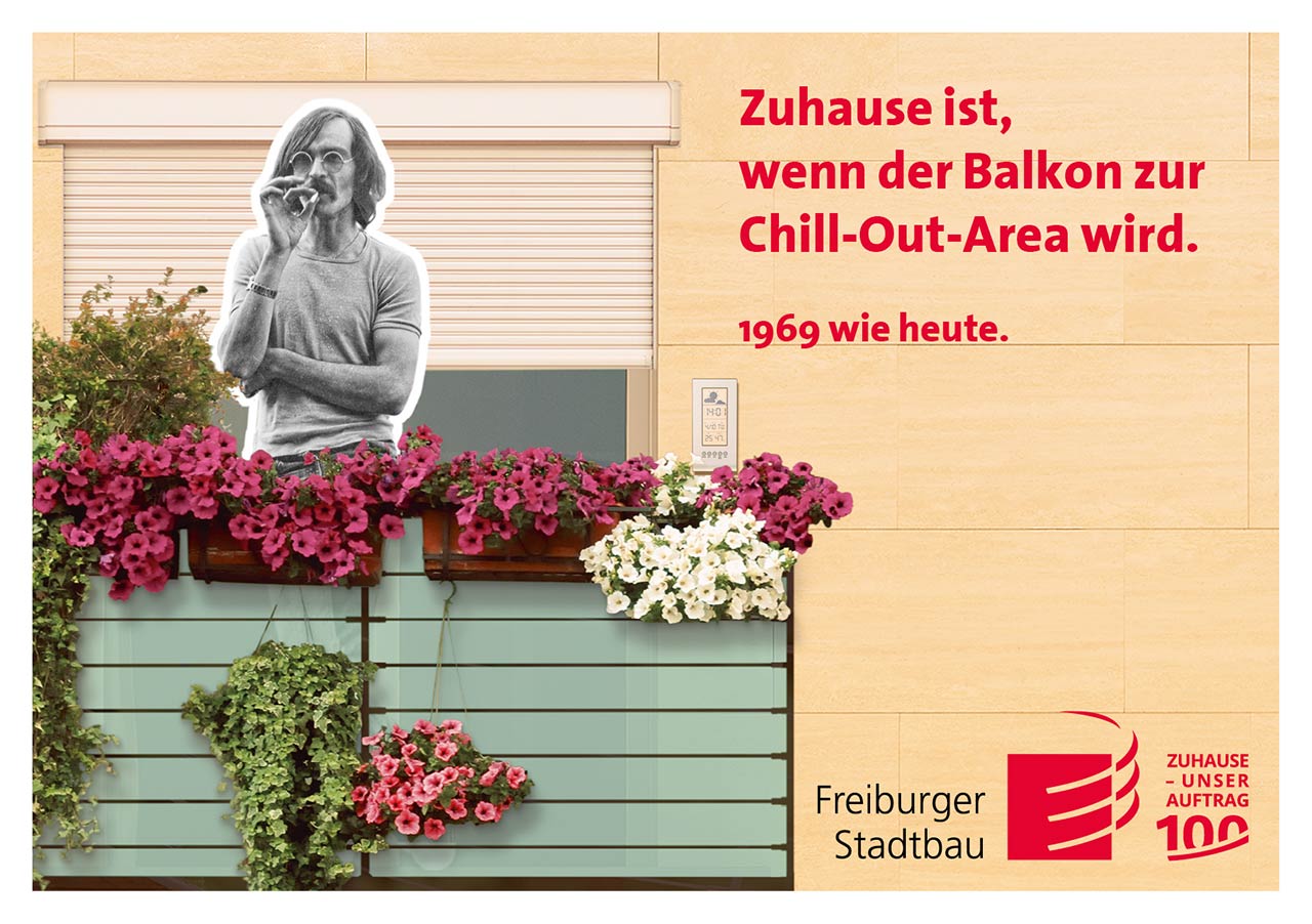 Das Foto ist eine Werbeanzeige mit Bezug auf das Wohnen im Jahr 1969. Es zeigt einen jungen Mann im "68-er"-Aussehen, der rauchend auf einem Balkon mit Blumenkästen steht. Der Slogan lautet: Zuhause ist, wenn der Balkon zur Chill-Out-Area wird.
