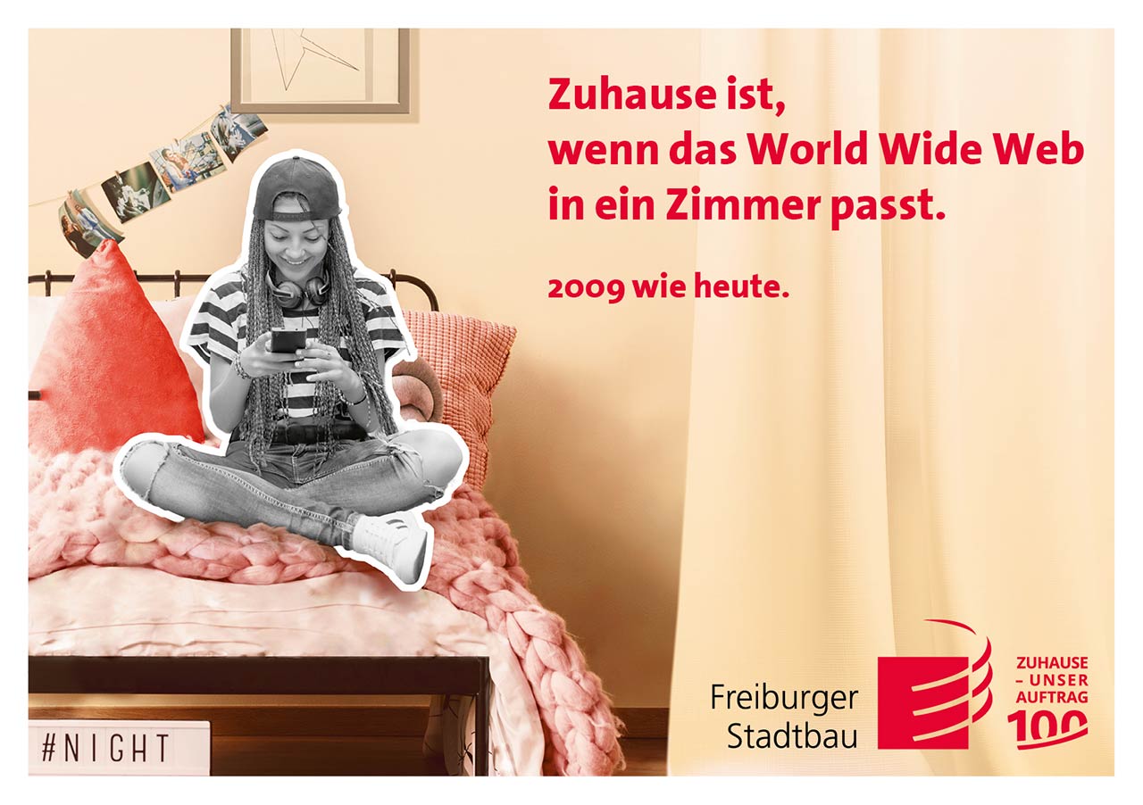 Das Foto ist eine Werbeanzeige mit Bezug auf das Wohnen im Jahr 2009. Es zeigt ein junges Mädchen mit Basecap, das auf seinem Bett sitzt und am Handy spielt. Der Slogan lautet: Zuhause ist, wenn das World Wide Web in ein Zimmer passt. 