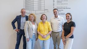 Antje Kössl-Janssen, Geschäftsführerin von 3sam (2. v. l.), und Johannes Ruf, Geschäftsführer von Beckesepp (4. v. l.), zählen zu den Unternehmen, die ihren Auszubildenden einen Platz bei WIR:SÜD anbieten.