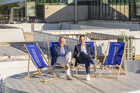 Dr. Matthias Müller und Hans-Martin Hellebrand, Vorstand badenova sitzen auf dem entstehenden Strömungskanal, welcher badenova mit einer Spende unterstützt