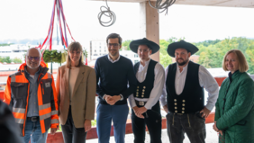 Meilenstein erreicht: Beim Richtfest des Azubiwohnheims WIR:SÜD sprachen die Zimmerleute Yannik Gantert und Michael Kapp (Karl Burger GmbH, 4./5.v.l.) den traditionellen Richtspruch. Mit dabei (v. l. n. r.): Christof Burger (Geschäftsführer Karl Burger GmbH), Helene Esau (Projektleiterin FSB), Oberbürgermeister Martin Horn und Dr. Magdalena Szablewska (Technische Geschäftsführerin FSB).