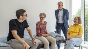 Oberbürgermeister Martin Horn, Dr. Iris Beuerle vom Verband baden-württembergischer Wohnungs- und Immobilienunternehmen sowie die FSB-Geschäftsführung mit Dr. Magdalena Szablewska und Dr. Matthias Müller testen die Einrichtung in den möblierten Apartments von WIR:SÜD.