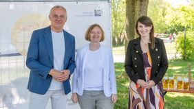 Dr. Carolin Jenkner (r.) sowie die FKB-Geschäftsführung mit Dr. Magdalena Szablewska und Dr. Matthias Müller freuen sich über den Auftakt der Bauarbeiten für die Strandbar West.