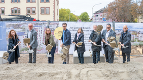 ein Spatenstichfoto v.l.n.r.: FSB-Aufsichtsrätin Julia Söhne, Dr. Matthias Müller, kaufmännischer FSB-Geschäftsführer, Dr. Magdalena Szablewska, technische FSB-Geschäftsführerin, Oberbürgermeister Martin Horn, FSB-Aufsichtsrätin Bärbel Schäfer, FSB-Aufsichtsräte Bernhard Rotzinger, Uwe Stasch und Stadtrat Stefan Schillinger 