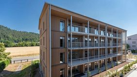 nördliches Holzgebäude an der Schwarzwaldstraße