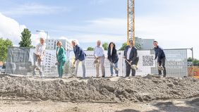 Spatenstich mit Ulrich Moosmann, Geschäftsführer Wacker Objektbau GmbH, Dr. Magdalena Szablewska und Dr. Matthias Müller, Geschäftsführung FSB, Stefan Breiter, Finanzbürgermeister Stadt Freiburg, Stadträtin Clara Wellhäußer, Stadtrat Uwe Stasch, Ingo Wille, Projektleiter FSB