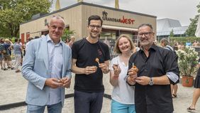 Bei der Eröffnung der Strandbar West (von links): Dr. Matthias Müller, Geschäftsführer der Freiburger Kommunalbauten GmbH, Oberbürgermeister Martin Horn, Dr. Magdalena Szablewska, Geschäftsführerin der Freiburger Kommunalbauten GmbH, und Oliver Heintz, Geschäftsleitung Bäder und Freizeitanlagen. Foto: Michael Spiegelhalter