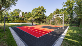 Außenanlage Westbad: Das Beachvolleyballfeld und das 3×3-Basketballfeld 