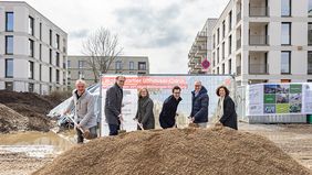 Spatenstich, wo Dr. Matthias Müller, kaufmännischer Geschäftsführer Freiburger Stadtbau (FSB), Baubürgermeister Prof. Martin Haag, technischer Geschäftsführerin Dr. Magdalena Szablewska, Oberbürgermeister Martin Horn, Dr. Christian Schneider, Ministerialdirektor und Amtschef im Ministerium für Landesentwicklung und Wohnen Baden-Württemberg sowie FSB-Projektleiterin Birgit Weiß drauf zu sehen sind